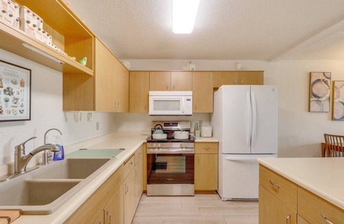 Lake Havasu City Condo | Adorable Condo Lake Havasu City Heated Pool Hot Tub 1 Mile To London Bridge