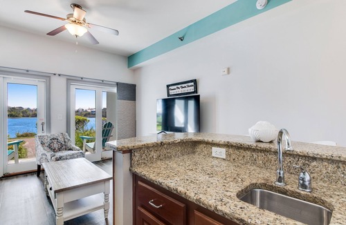 Sunnyside Apartment | Adorable dog-friendly studio with pool, hot tub & beach access