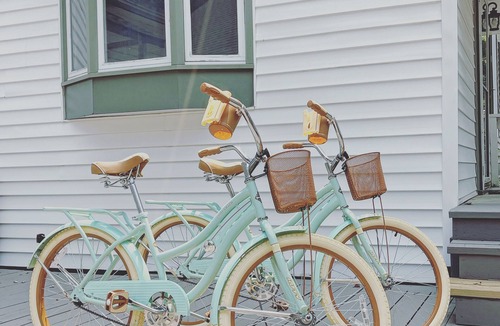 Jefferson Apartment | Adorable French Country Cottage Getaway - King Bed, Tub, Fireplace, Bikes
