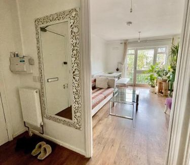 Victoria Apartment | Adorable Hackney Flat with Balcony