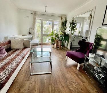 Victoria Apartment | Adorable Hackney Flat with Balcony