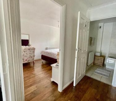 Victoria Apartment | Adorable Hackney Flat with Balcony