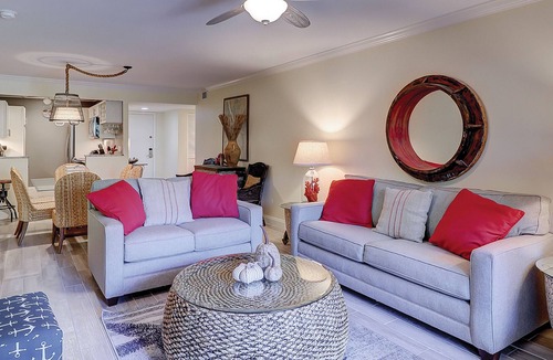 Harbour Town Condo | Adorable Hilton Head condo w/ a full kitchen & furnished patio in Harbour Town