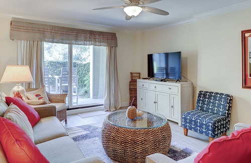 Harbour Town Condo | Adorable Hilton Head condo w/ a full kitchen & furnished patio in Harbour Town