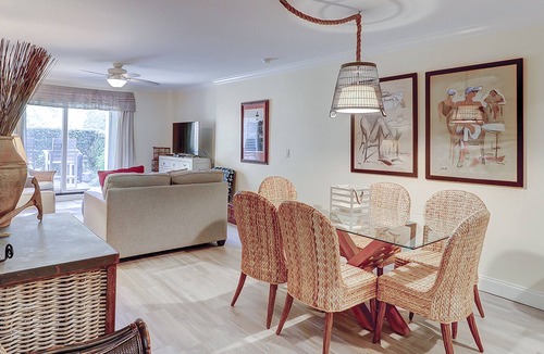 Harbour Town Condo | Adorable Hilton Head condo w/ a full kitchen & furnished patio in Harbour Town