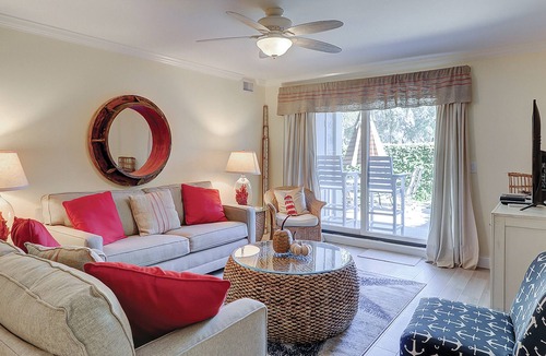 Harbour Town Condo | Adorable Hilton Head condo w/ a full kitchen & furnished patio in Harbour Town