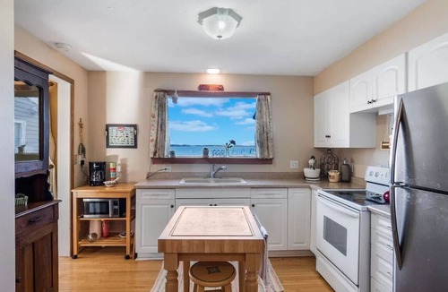 Osakis House | Adorable lake front cottage in charming Osakis