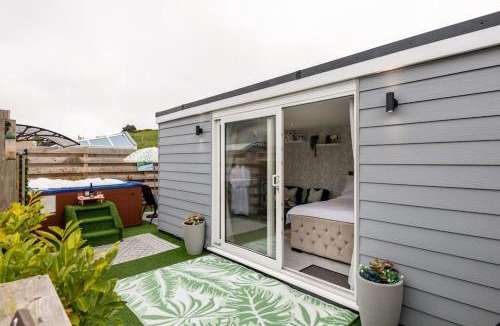 Amlwch Apartment | Adorable private couples retreat with hot tub