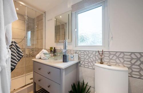Amlwch Apartment | Adorable private couples retreat with hot tub