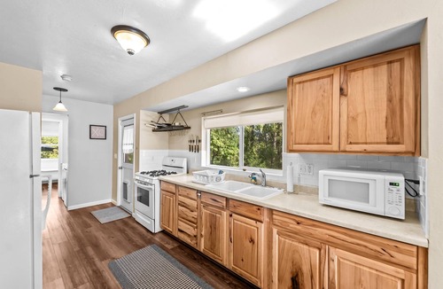 Cedar Ridge Cottage | Adorable Quiet Country Cottage