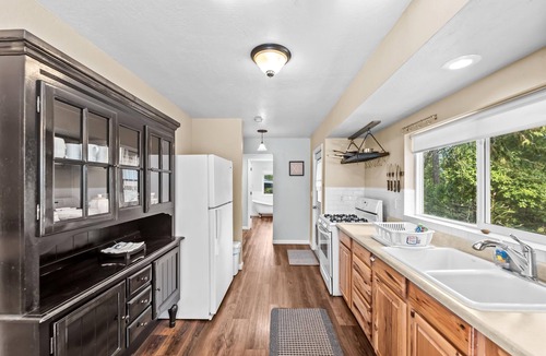 Cedar Ridge Cottage | Adorable Quiet Country Cottage