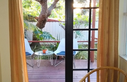 Beach Barber Tract Cottage | Adorable studio cottage just 4 blocks to Windansea beach with private yard