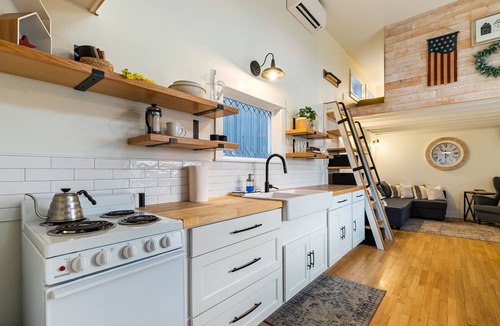 Lynden House | Adorable Tiny House In the Counrty