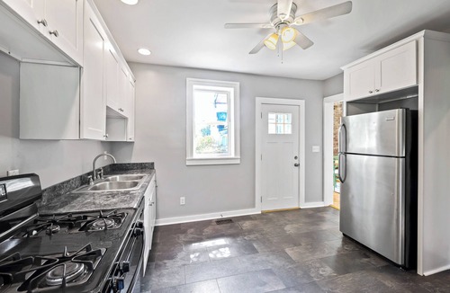 Front Park House | Adorable West Side Cottage with Onsite Laundry, Free Parking