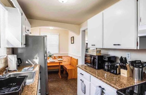 West Irondequoit House | 👌Adorable within min of lake in quiet neighborhood