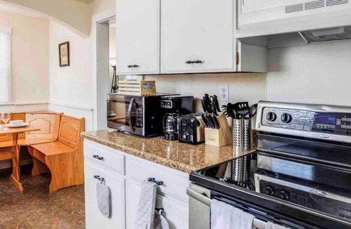West Irondequoit House | 👌Adorable within min of lake in quiet neighborhood