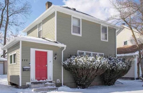 West Irondequoit House | 👌Adorable within min of lake in quiet neighborhood