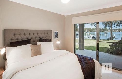 Summerland Point House | Adrift - Waterfront entertainer with Shared Jetty!