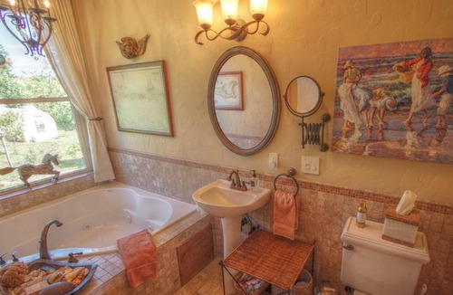 Mossyrock Apartment | Adult-Only Star of the North Suite