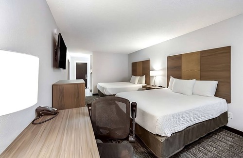 Grants Pass Hotel | Adventure Awaits! 4 Family-Friendly Units. Close to Performing Arts Center!