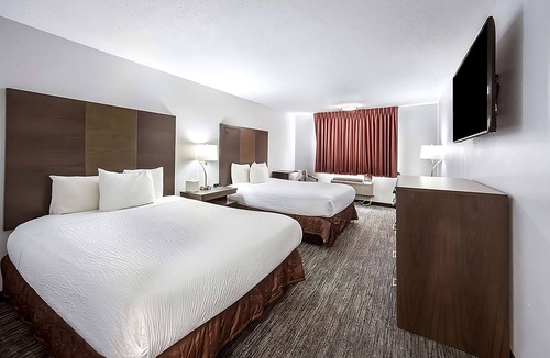 Grants Pass Hotel | Adventure Awaits! 4 Family-Friendly Units. Close to Performing Arts Center!