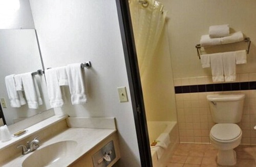 Thorp House | Adventure Awaits! Affordable, FREE Parking, FREE Breakfast, Near Marieke Gouda!