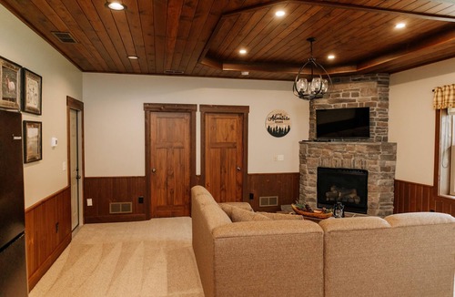 Dundee Cabin | Adventure Awaits Suite: Luxury, Lodge Suite in Amish Country, Ohio.