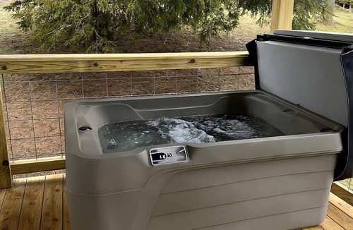 Ducktown Cottage | Adventure Basecamp Cottage with Private Hot Tub & Cozy Style in Copperhill, Tennessee