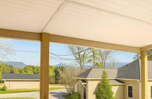 Ducktown Cottage | Adventure Basecamp Cottage with Private Hot Tub & Cozy Style in Copperhill, Tennessee