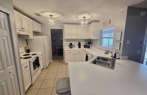 Spring Hill House | Adventure Coast: 4/2, Near Spring and Beach, Big Yard, Fenced