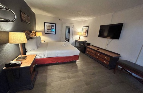 Mattoon Hotel | Adventure-Friendly Mattoon Stay | Meadowview Golf Course & Heritage Park Nearby