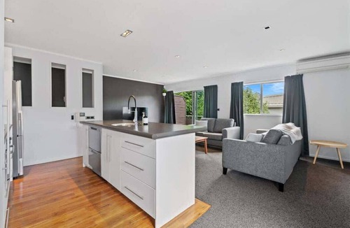 Lynmore House | Adventure Trails | Super Location with Spa Pool!