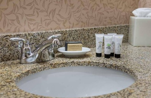 Kennewick House | Adventures Awaits! Spacious Unit Near Attractions, Onsite Poo, FREE Parking!