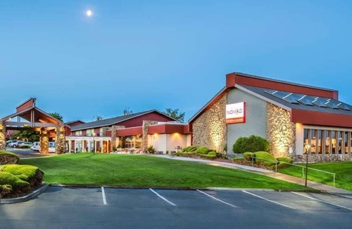 Kennewick House | Adventures Awaits! Spacious Unit Near Attractions, Onsite Poo, FREE Parking!