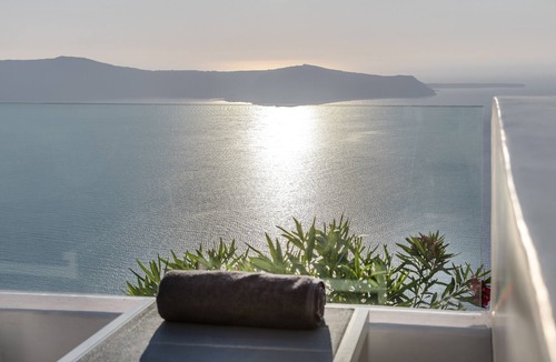 Imerovigli Apartment | Aether Suite with hot tub and sea view by Caldera Houses