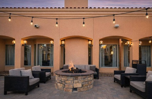 Camarillo Hotel | Affordability Meets Comfort! 3 Pet-Friendly Units, Near Camarillo Public Library