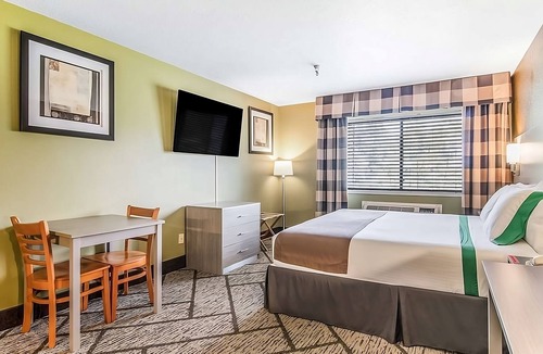 Poulsbo Hotel | Affordability Meets Comfort in GuestHouse Poulsbo! Free Parking, Pet-friendly