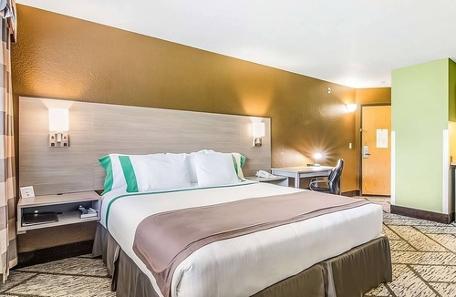 Poulsbo Hotel | Affordability Meets Comfort in GuestHouse Poulsbo! Free Parking, Pet-friendly