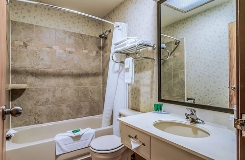 Poulsbo Hotel | Affordability Meets Comfort in GuestHouse Poulsbo! Free Parking, Pet-friendly