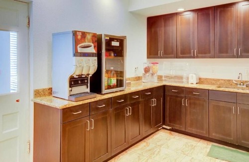 Dilley House | Affordability Meets Comfort! Near Gosch Athletic Field! Free Breakfast!