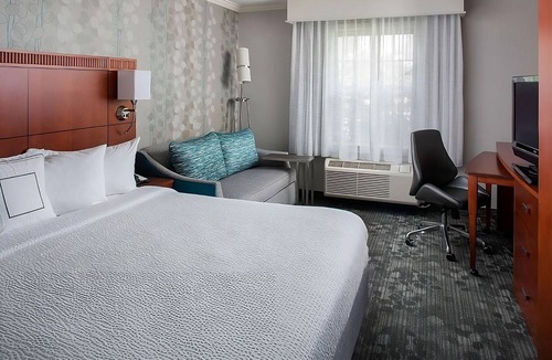 South Lowell Hotel | Affordability Meets Comfort! Pet-Friendly, Near New England Quilt Museum