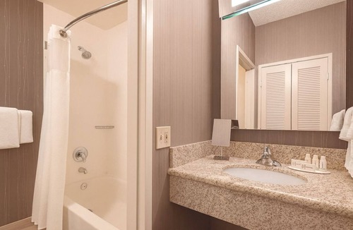 Tempe Hotel | Affordability Meets Comfort! 3 Contemporary Units, Pet-friendly, Swimming Pool!