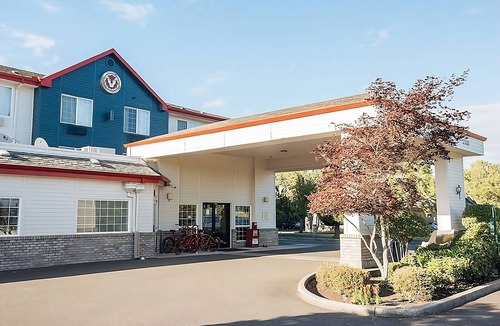McMinnville Hotel | Affordability Meets Comfort! Pets Allowed, Near Eyrie Vineyards!