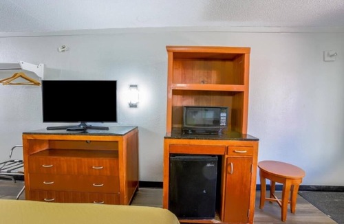Richmond Hotel | Affordable 2-Unit Gem Perfect for Business and Relaxation Near Comstock Field