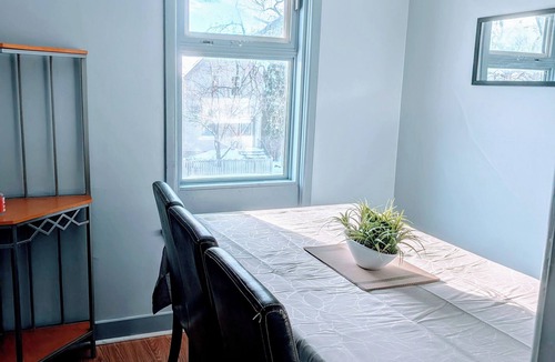 Winnipeg Apartment | Affordable 4 bedrooms/FREE parking/15 mins to Airport/FREE monthly Cleanings