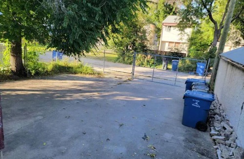 Winnipeg Apartment | Affordable 4 bedrooms/FREE parking/15 mins to Airport/FREE monthly Cleanings