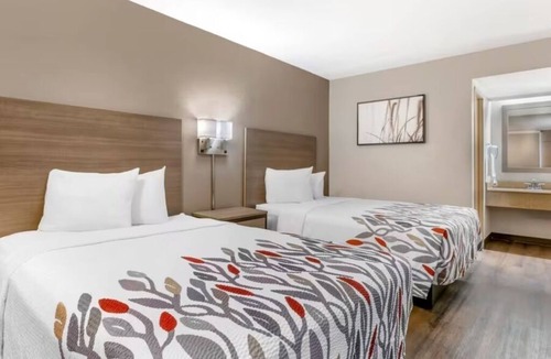 Tucson Hotel | Affordable Accommodation Just Minutes from Tucson International Airport w/Pool