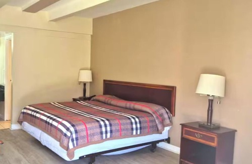 Ashburn Hotel | Affordable and Convenient Room with King-Size Bed – Ideal for Relaxing Stays