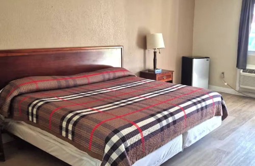 Ashburn Hotel | Affordable and Convenient Room with King-Size Bed – Ideal for Relaxing Stays