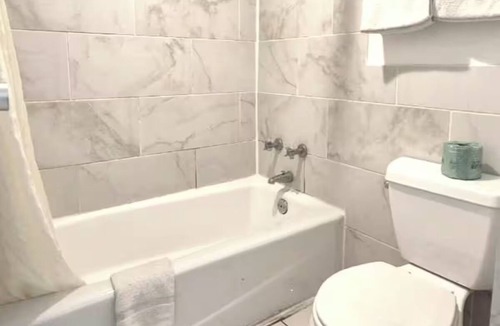 Ashburn Hotel | Affordable and Convenient Room with King-Size Bed – Ideal for Relaxing Stays